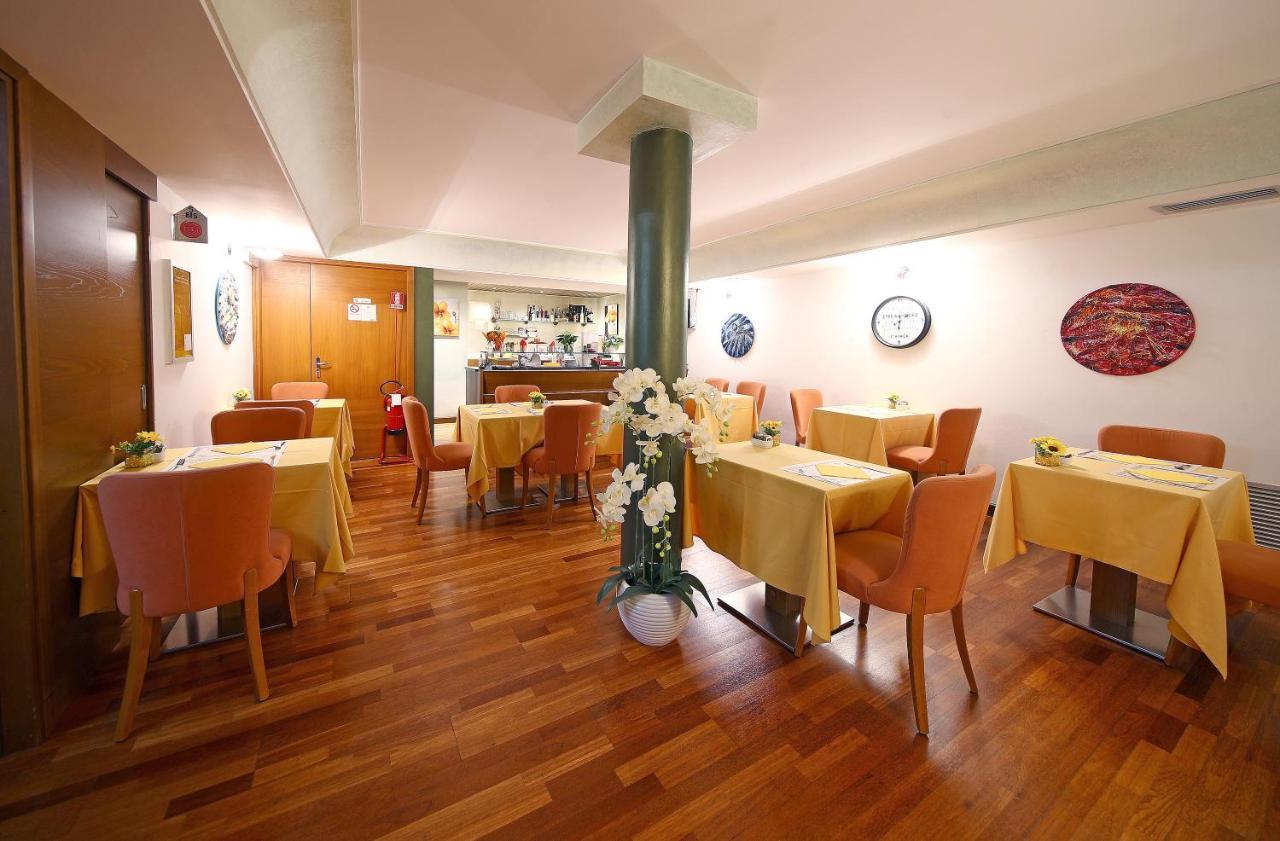Hr Hotel Монфалконе Екстериор снимка