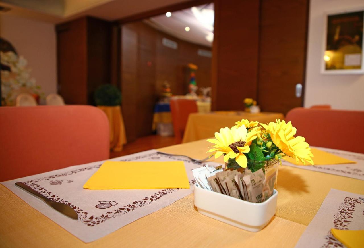 Hr Hotel Монфалконе Екстериор снимка