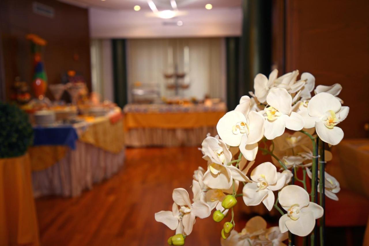 Hr Hotel Монфалконе Екстериор снимка