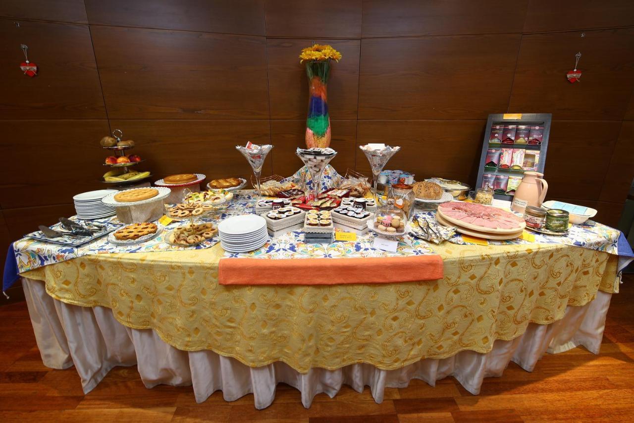 Hr Hotel Монфалконе Екстериор снимка
