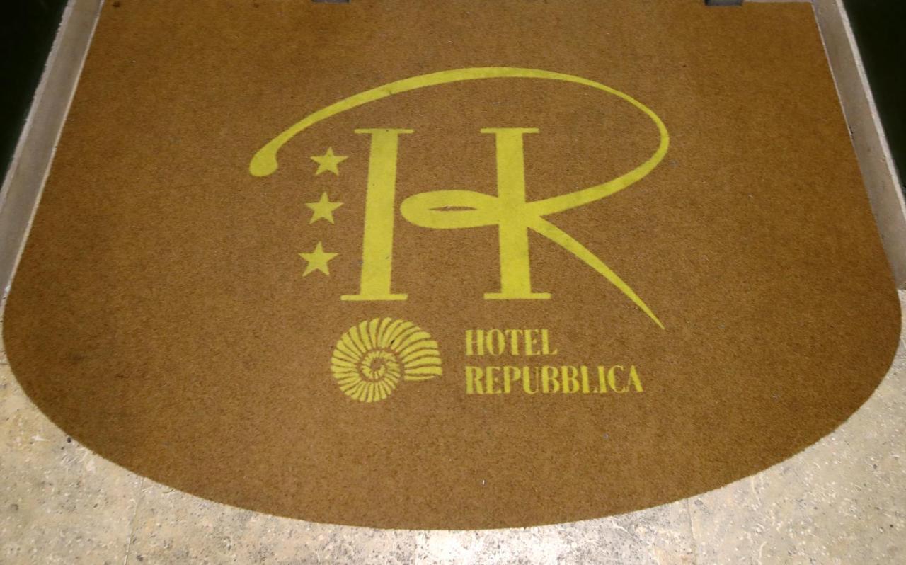 Hr Hotel Монфалконе Екстериор снимка