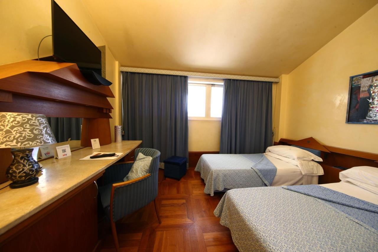 Hr Hotel Монфалконе Екстериор снимка