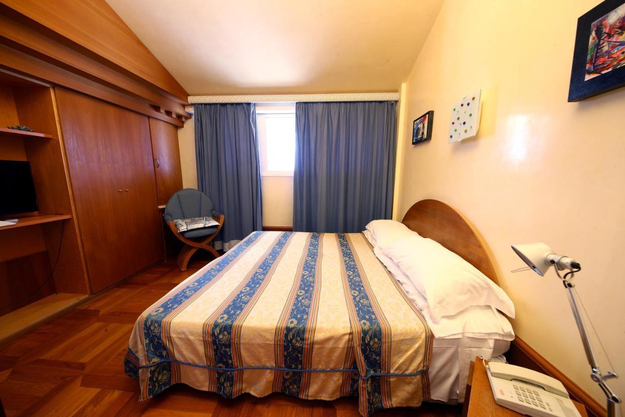 Hr Hotel Монфалконе Екстериор снимка