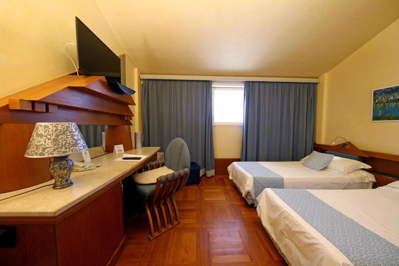 Hr Hotel Монфалконе Екстериор снимка
