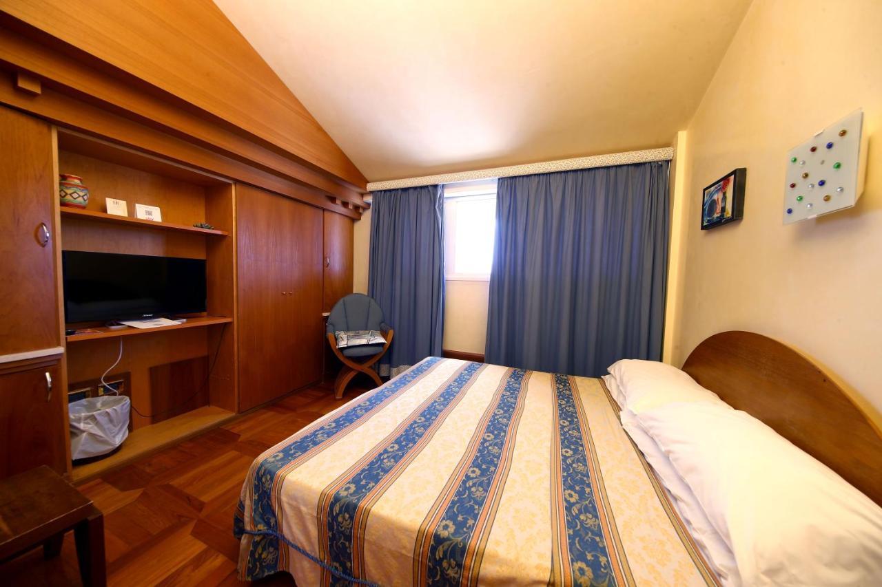Hr Hotel Монфалконе Екстериор снимка