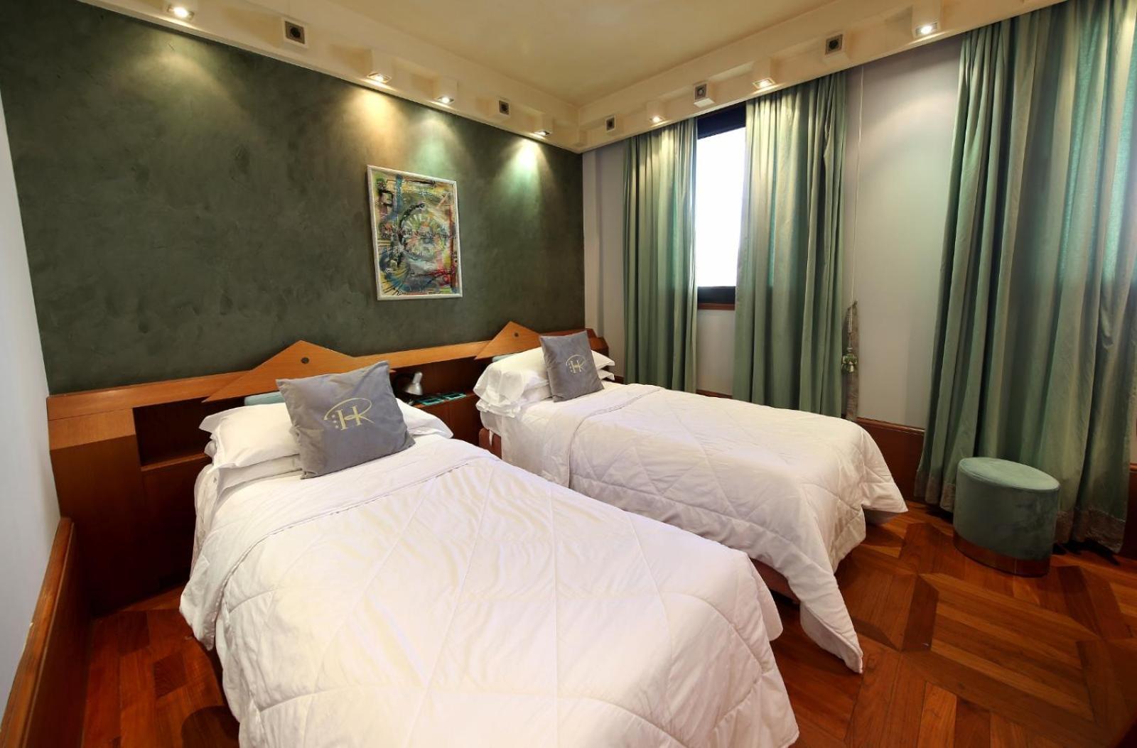 Hr Hotel Монфалконе Екстериор снимка