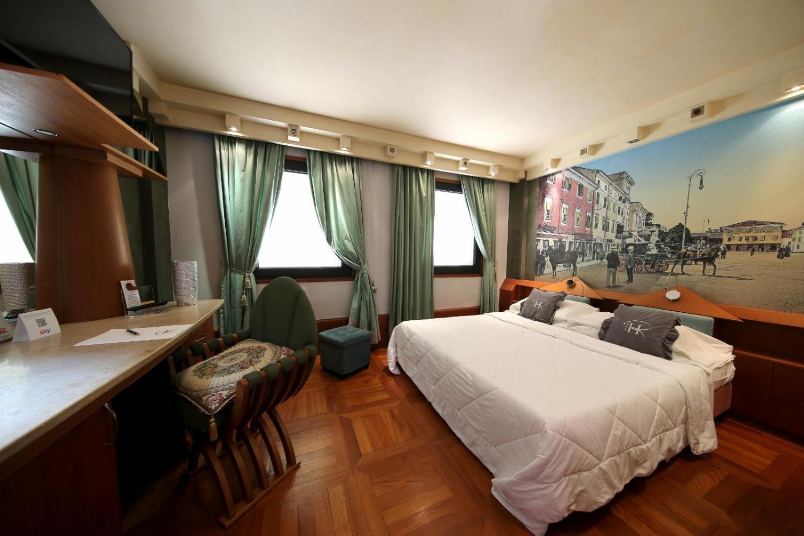 Hr Hotel Монфалконе Екстериор снимка