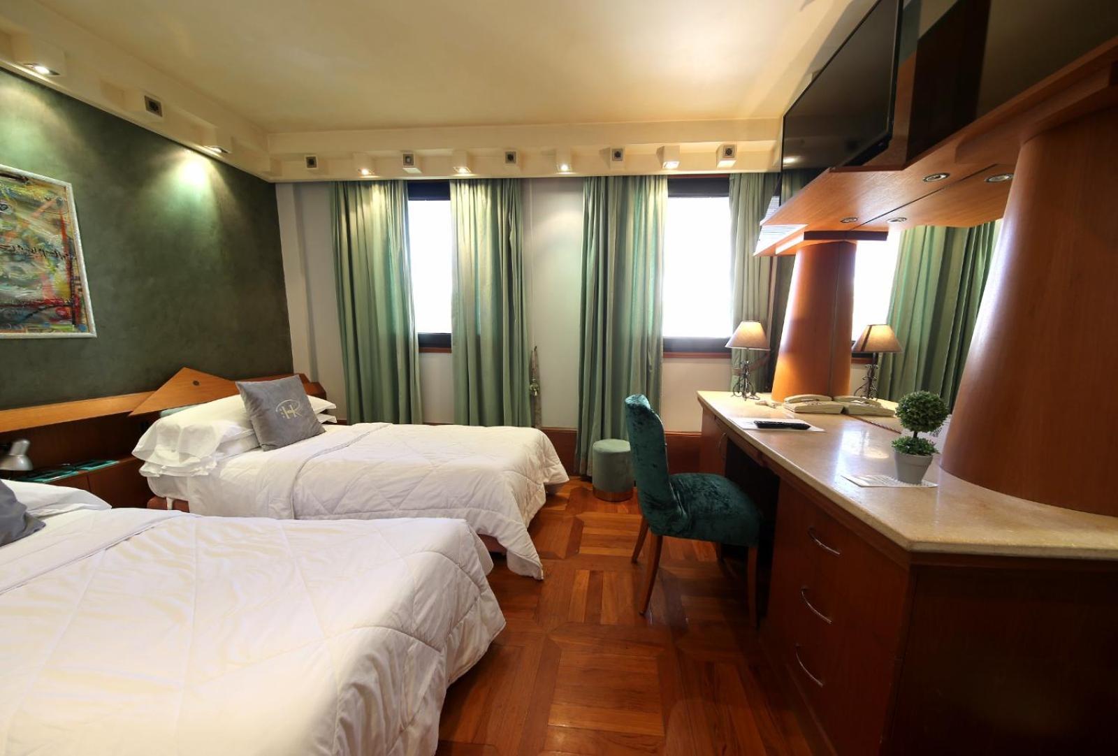 Hr Hotel Монфалконе Екстериор снимка
