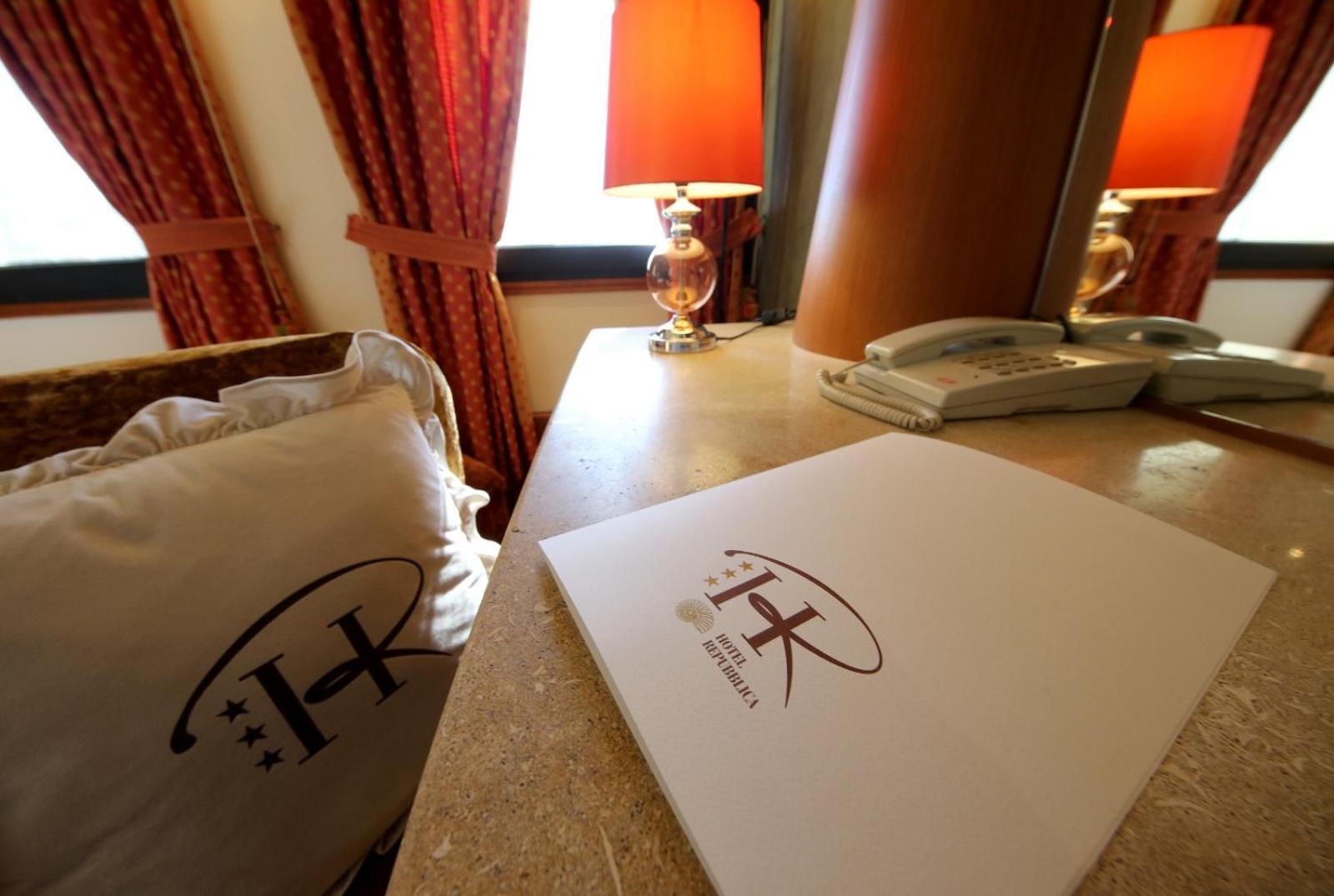 Hr Hotel Монфалконе Екстериор снимка