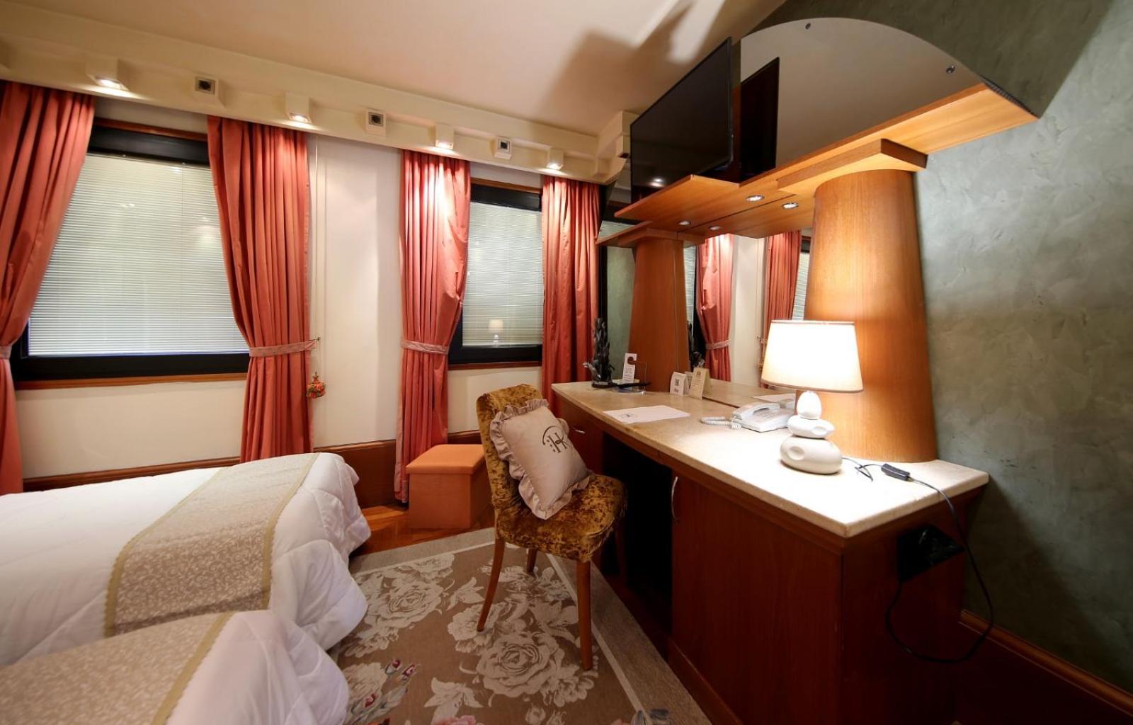 Hr Hotel Монфалконе Екстериор снимка