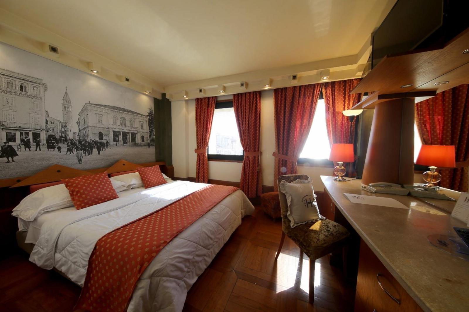 Hr Hotel Монфалконе Екстериор снимка