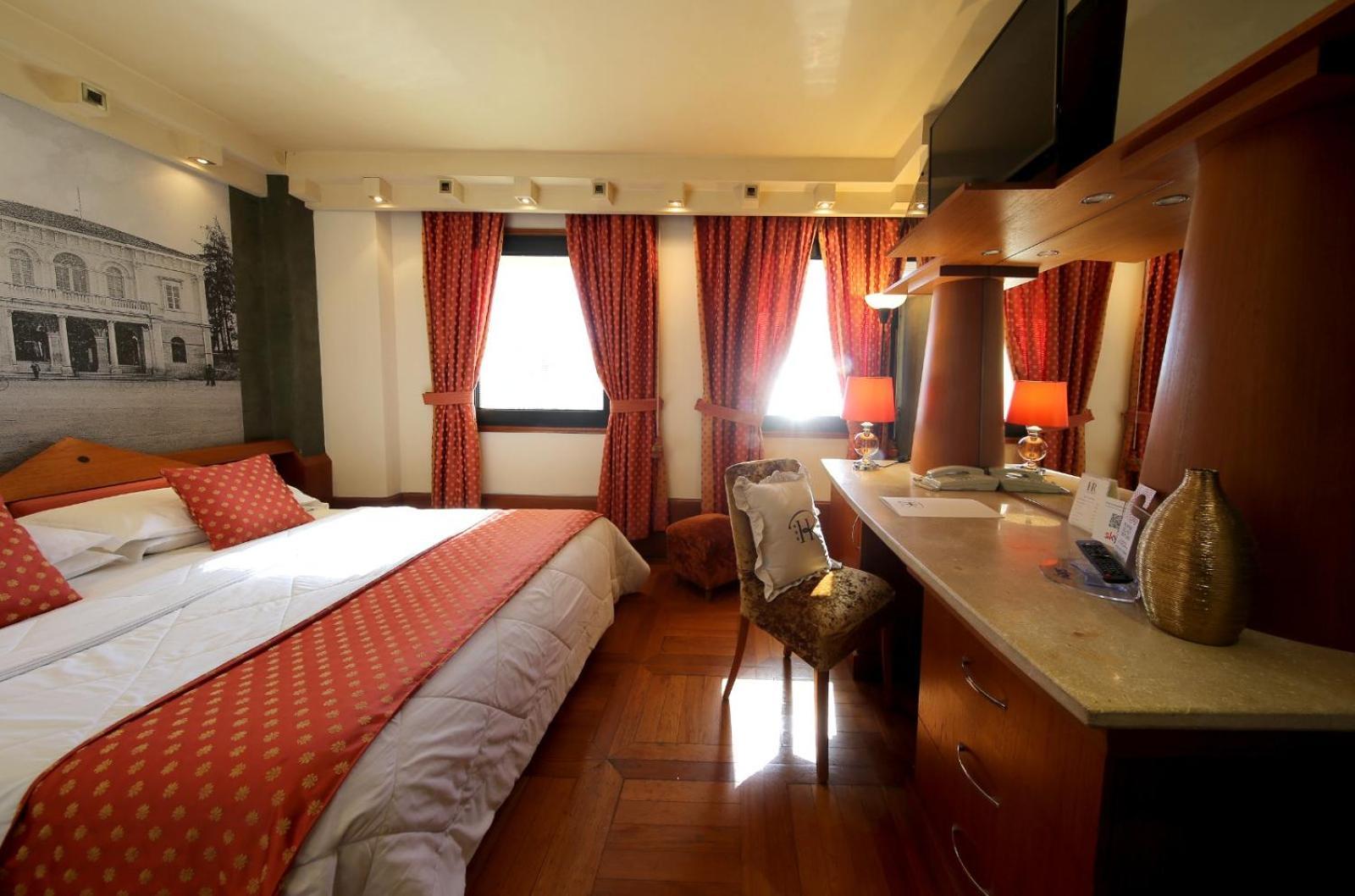 Hr Hotel Монфалконе Екстериор снимка