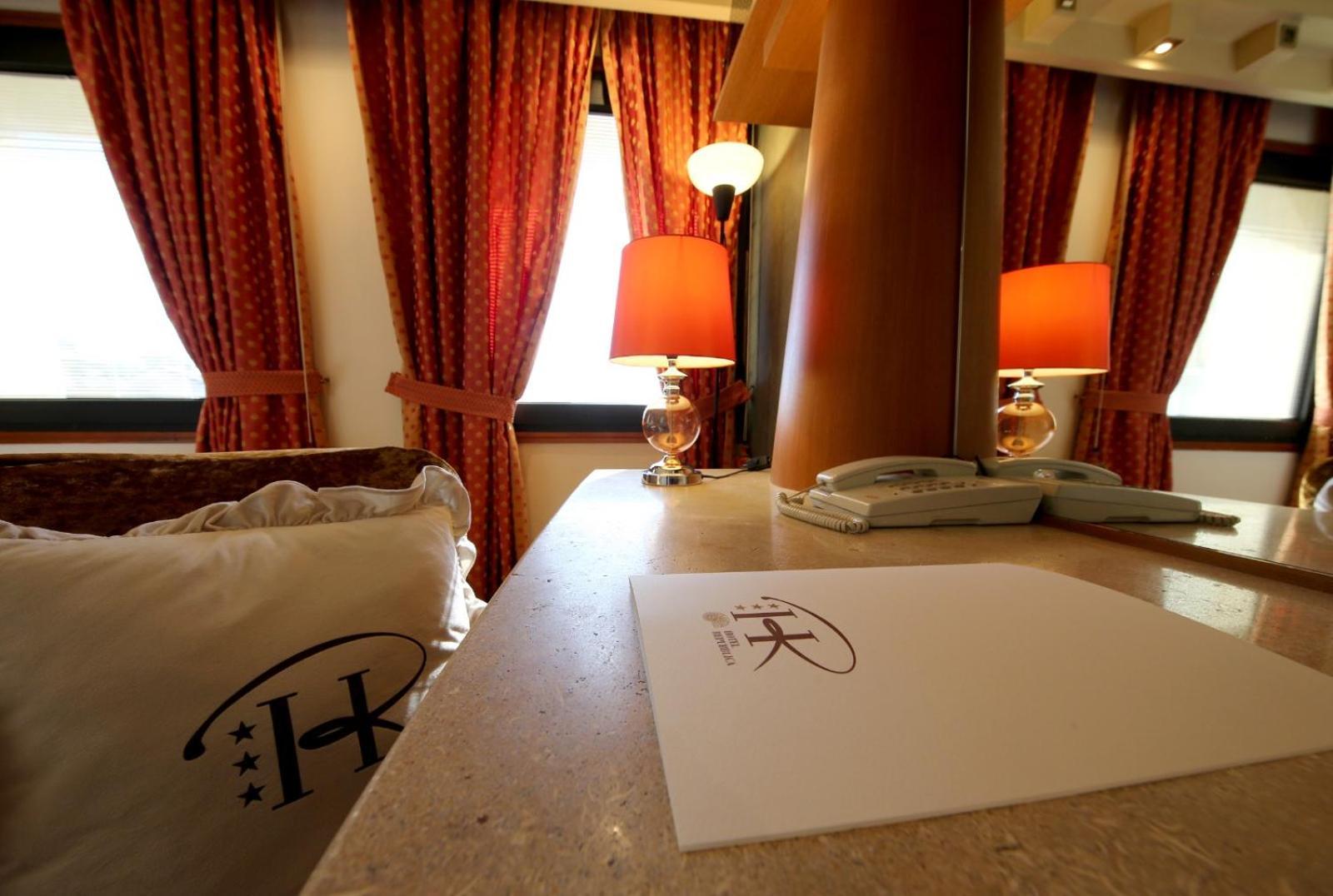 Hr Hotel Монфалконе Екстериор снимка