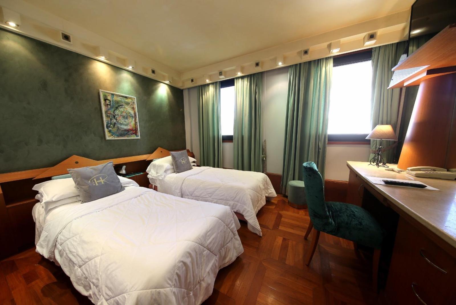 Hr Hotel Монфалконе Екстериор снимка