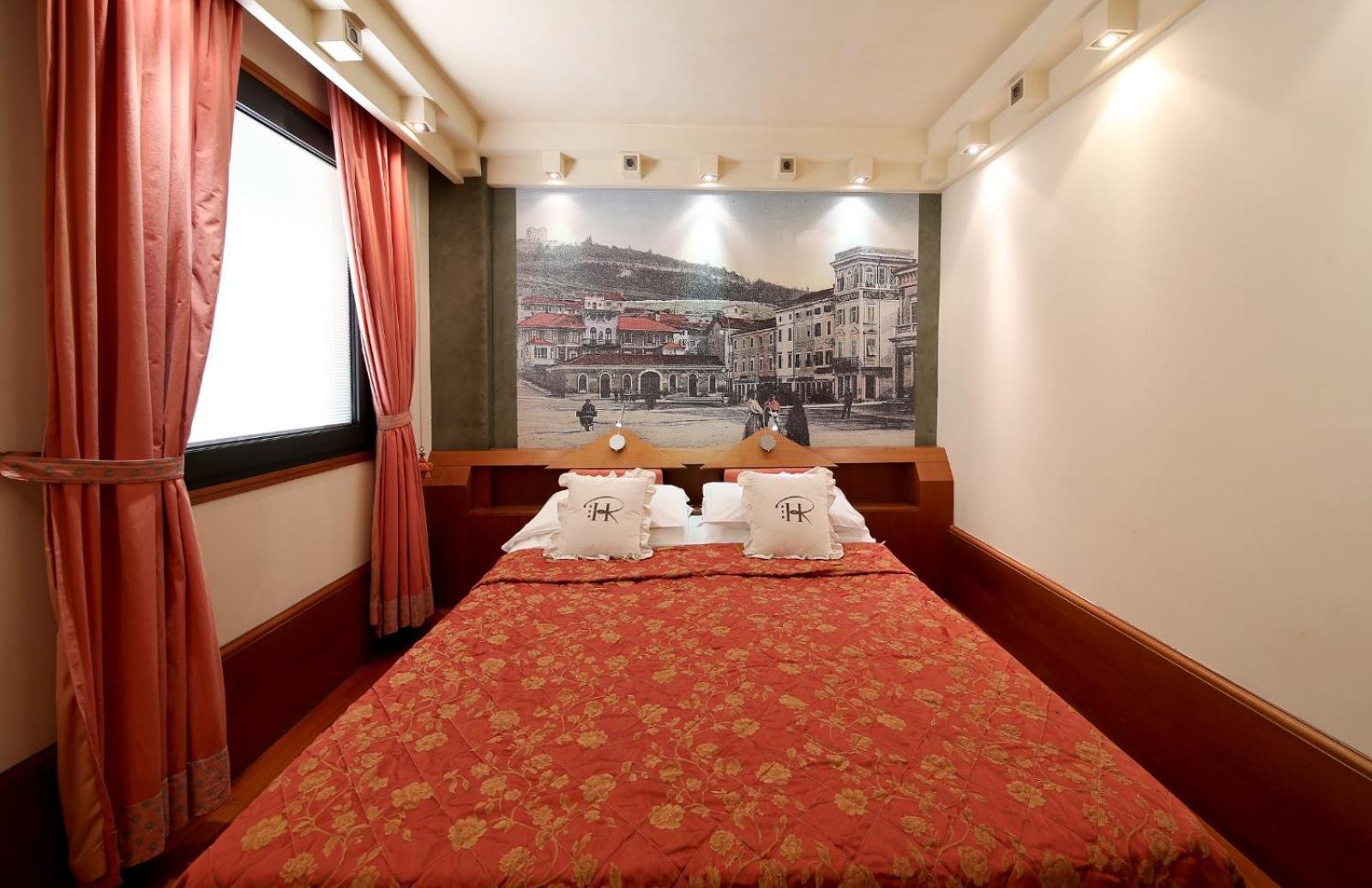 Hr Hotel Монфалконе Екстериор снимка
