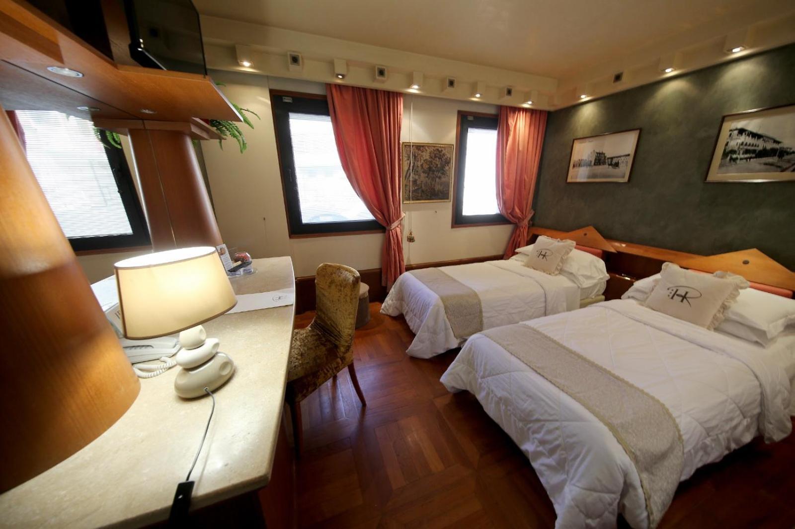Hr Hotel Монфалконе Екстериор снимка