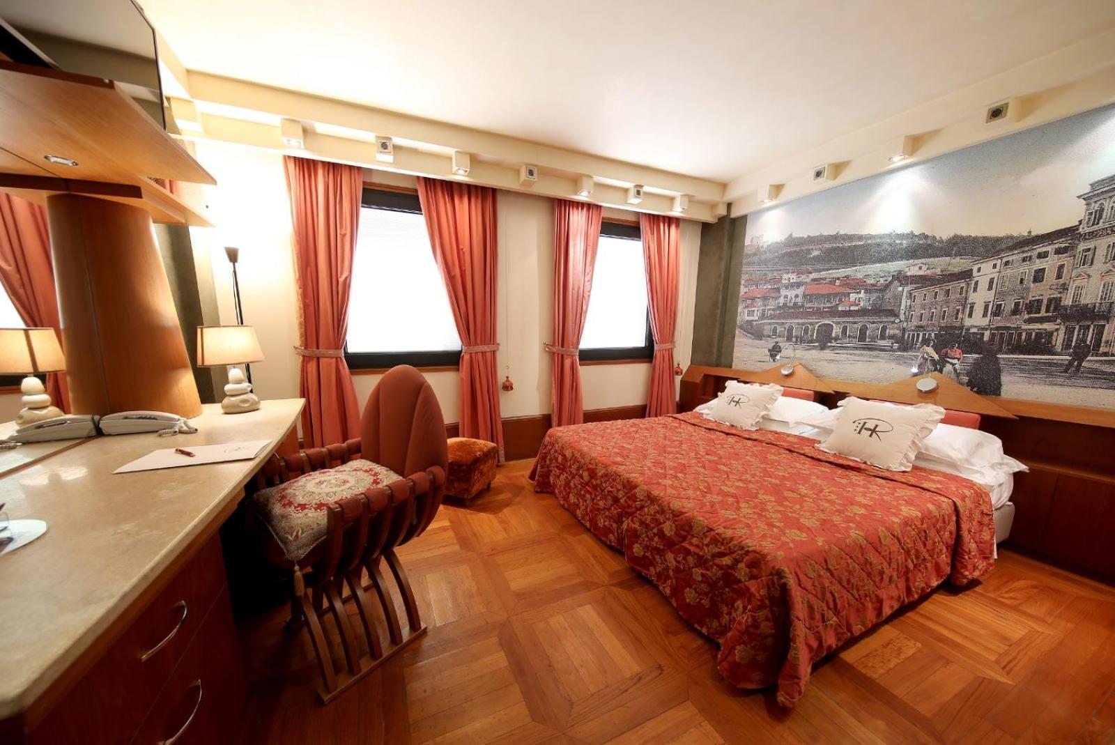 Hr Hotel Монфалконе Екстериор снимка