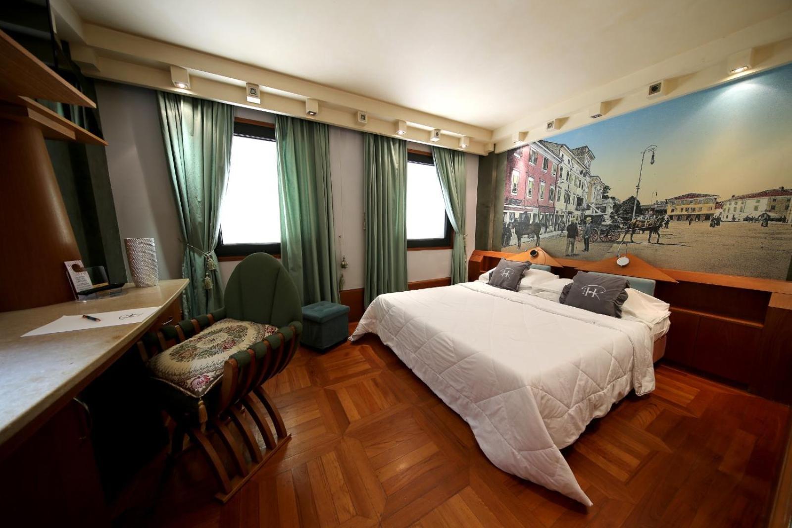 Hr Hotel Монфалконе Екстериор снимка