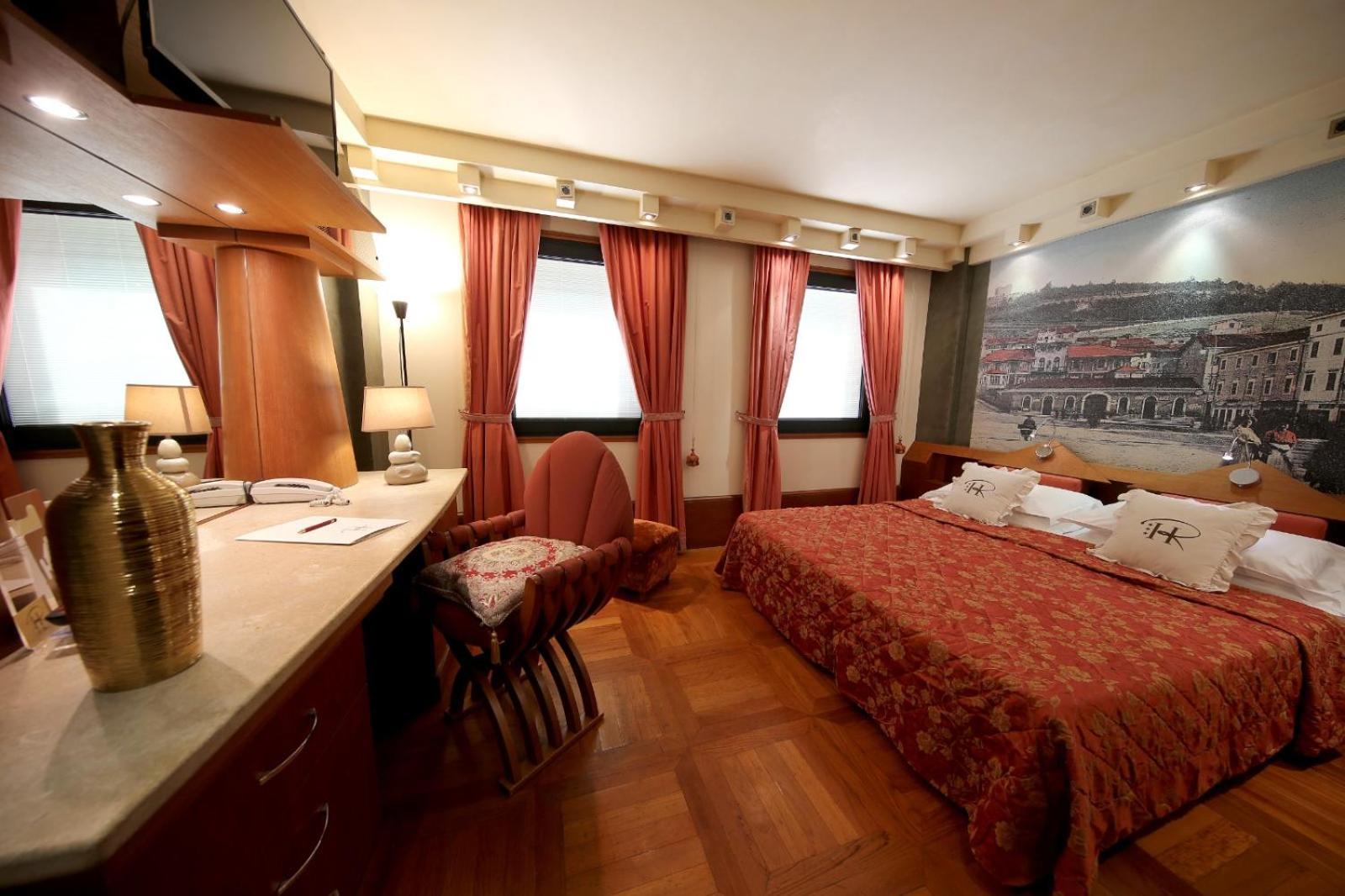 Hr Hotel Монфалконе Екстериор снимка