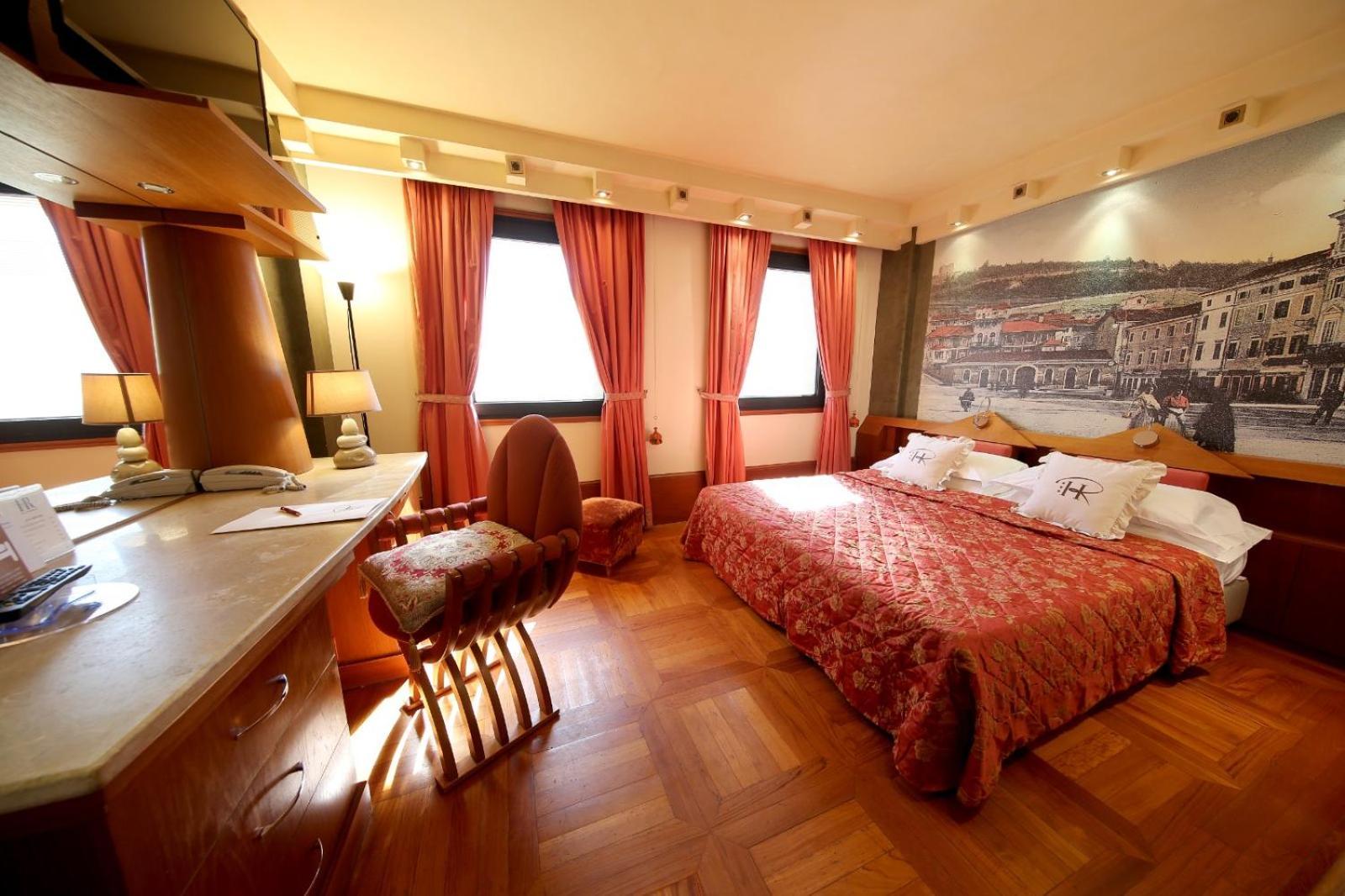 Hr Hotel Монфалконе Екстериор снимка