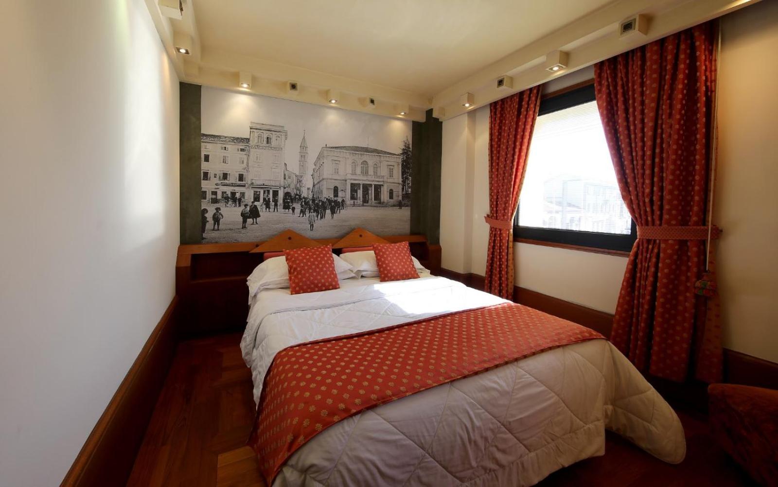 Hr Hotel Монфалконе Екстериор снимка