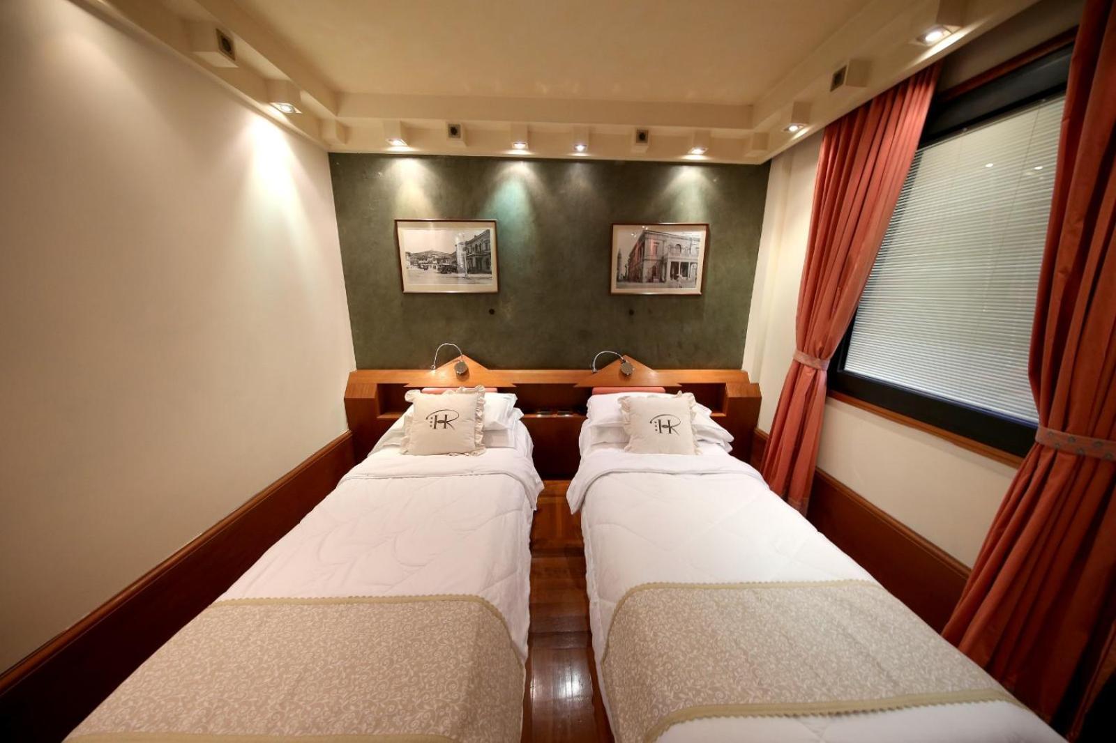 Hr Hotel Монфалконе Екстериор снимка