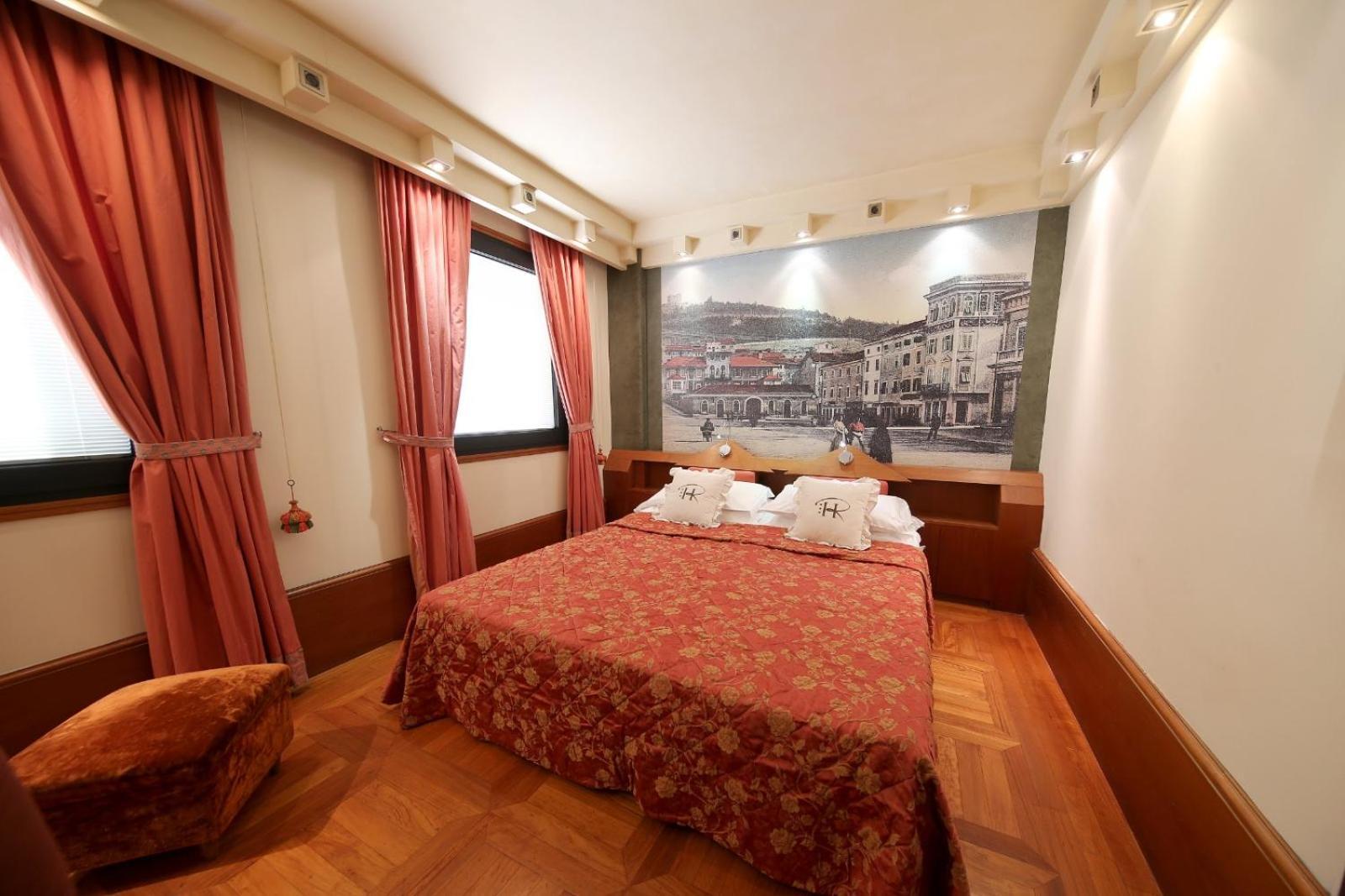 Hr Hotel Монфалконе Екстериор снимка