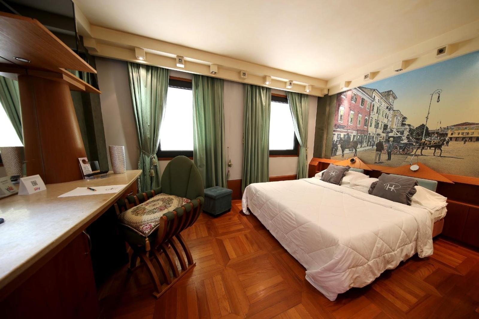 Hr Hotel Монфалконе Екстериор снимка