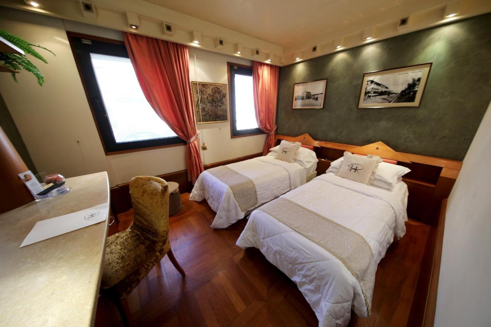 Hr Hotel Монфалконе Екстериор снимка