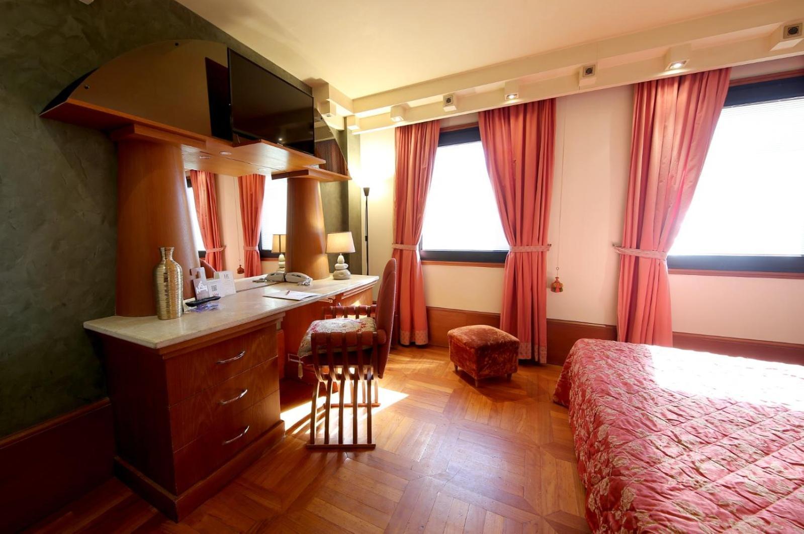 Hr Hotel Монфалконе Екстериор снимка