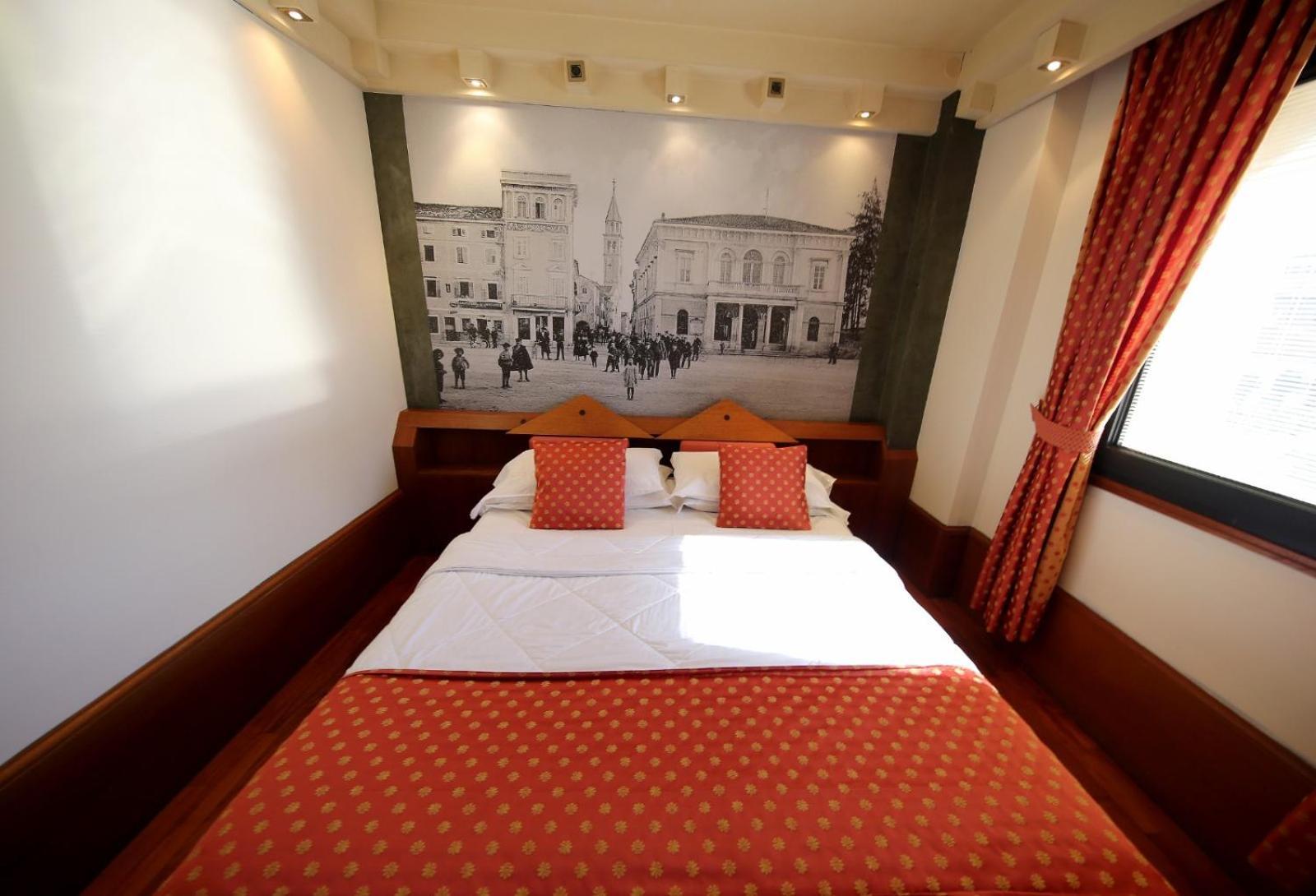 Hr Hotel Монфалконе Екстериор снимка