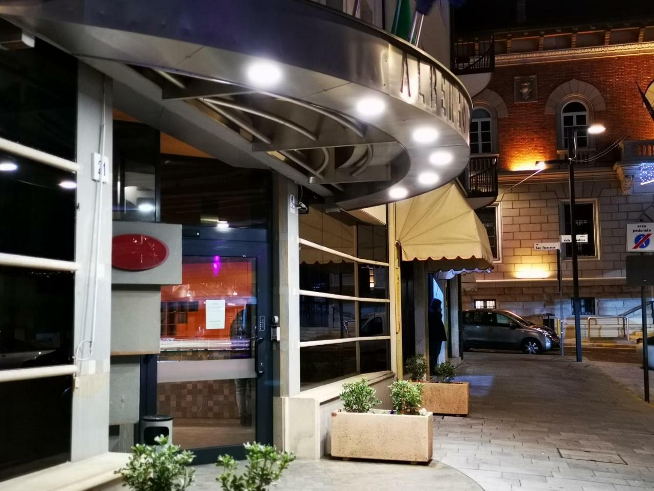 Hr Hotel Монфалконе Екстериор снимка