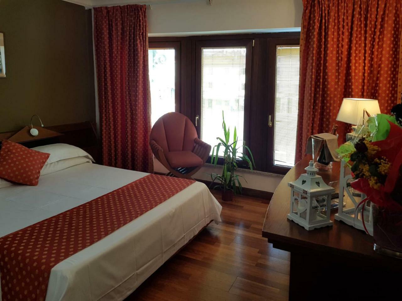 Hr Hotel Монфалконе Екстериор снимка