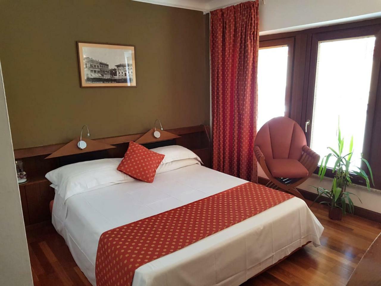 Hr Hotel Монфалконе Екстериор снимка