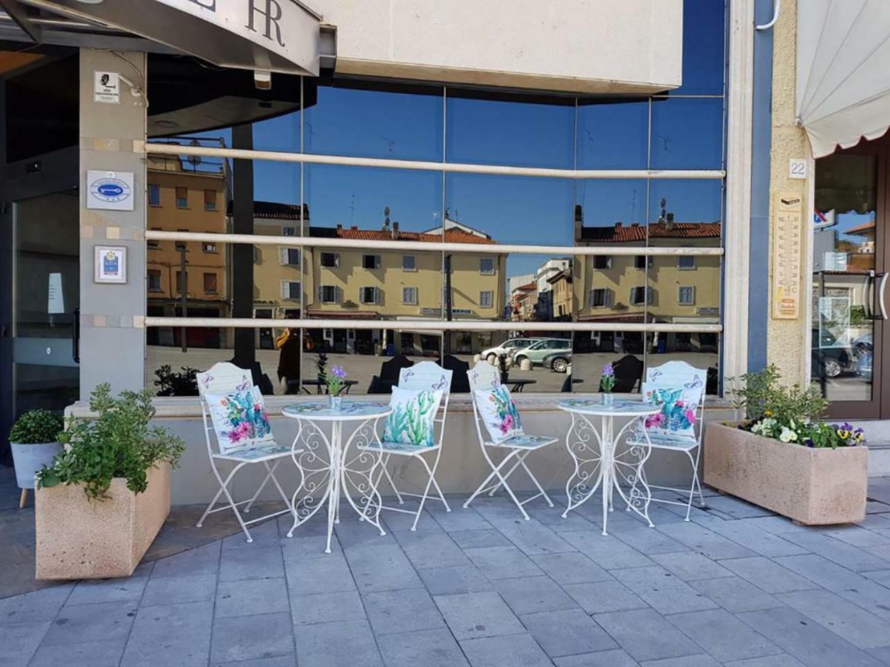 Hr Hotel Монфалконе Екстериор снимка