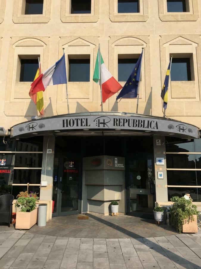 Hr Hotel Монфалконе Екстериор снимка